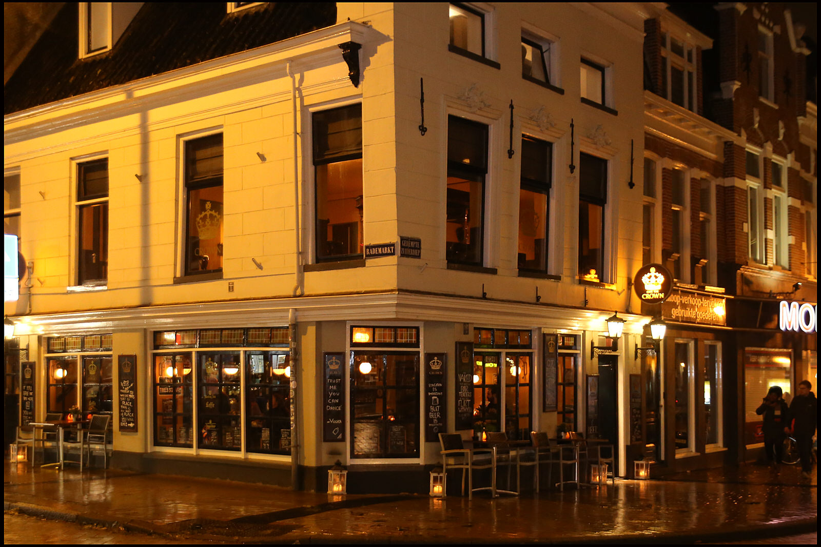 Is the bar close to public transportation?